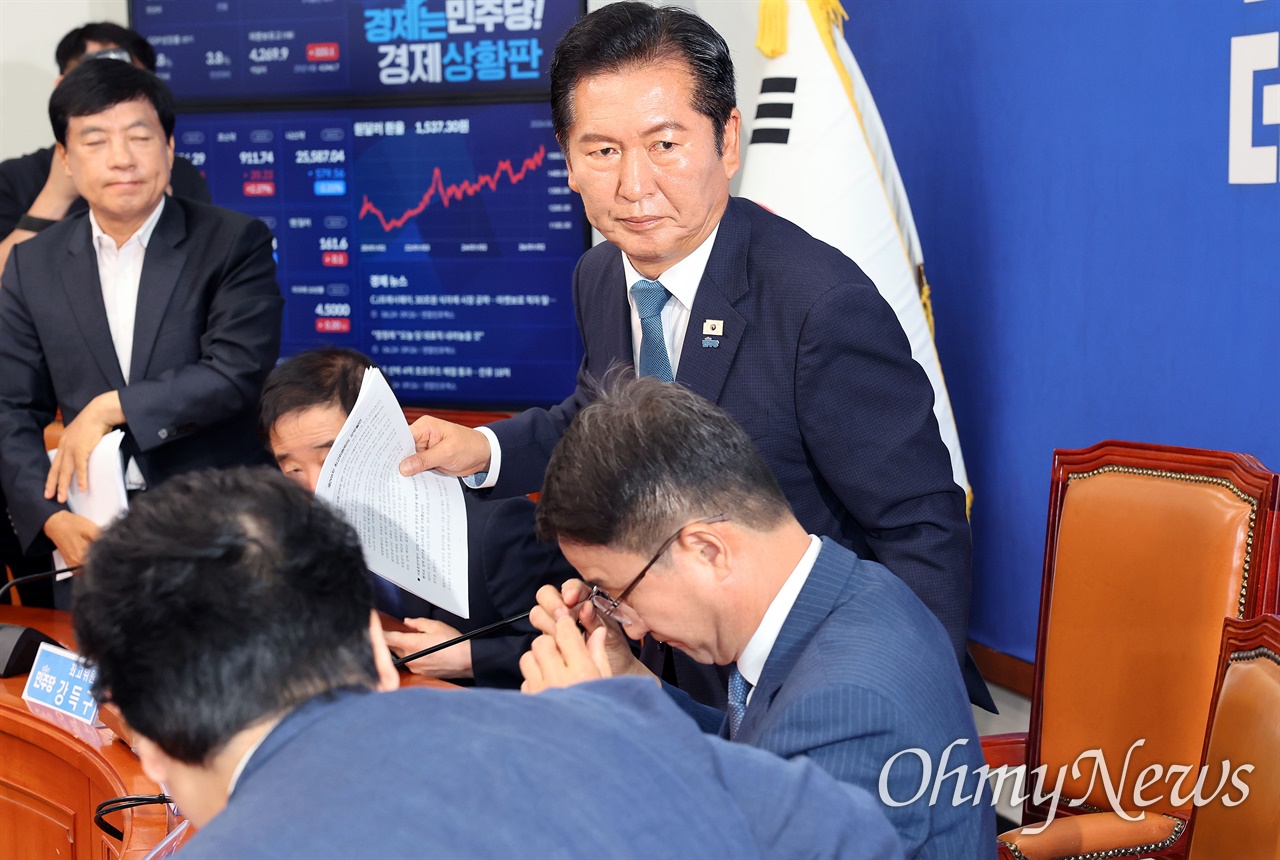 당대표 전격 사퇴 정청래 "이 대통령 끝까지 지킬 사람은 나"