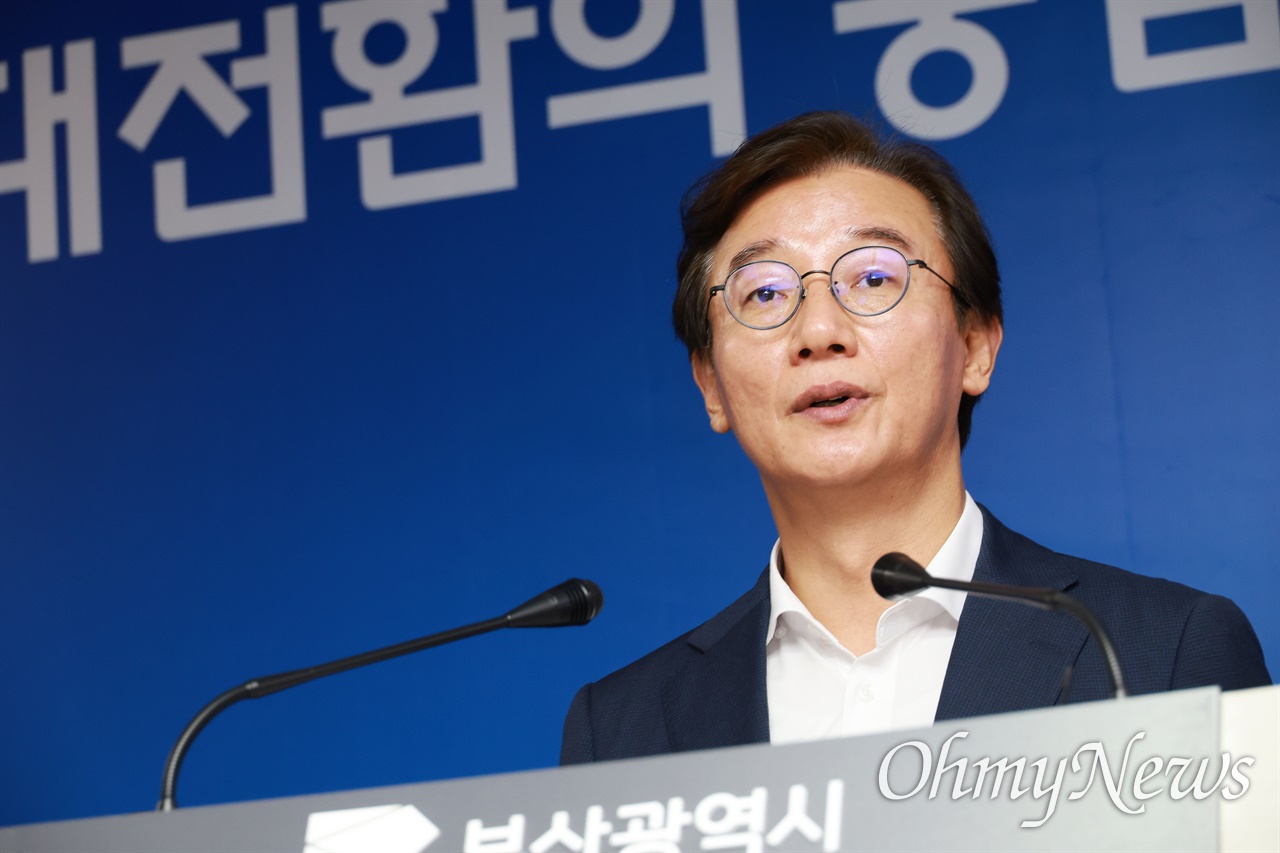 전재수 부산시장 첫날 장면... 취임식 생략에 생중계까지