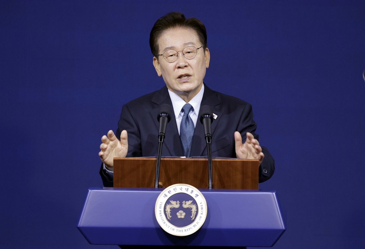 이 대통령 "'왜 안 나눠주냐'에 정치인들이 부화뇌동 해서야"