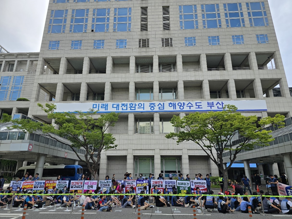 외국인도 극찬한 부산지하철... 그 이면엔 청소 노동자의 '피눈물'