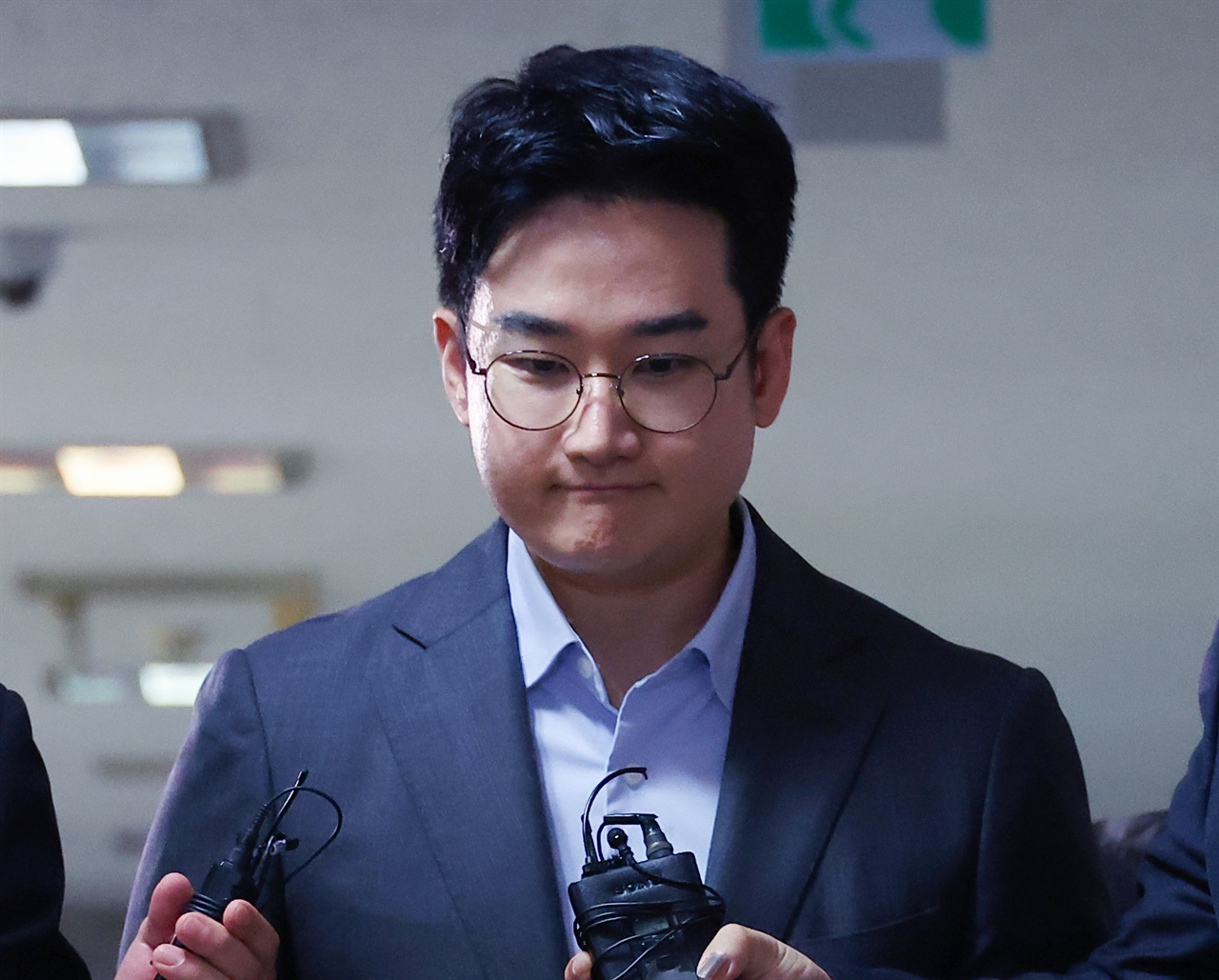 '피습 자작극' 정이한 법정 출석... "죄송하다, 사실관계 밝힐 것"