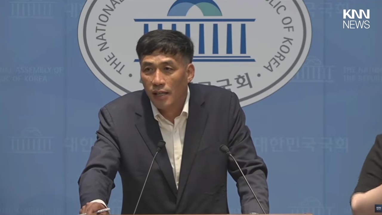 1년만에 재점화된 안규백 탈영 의혹... 이유는?