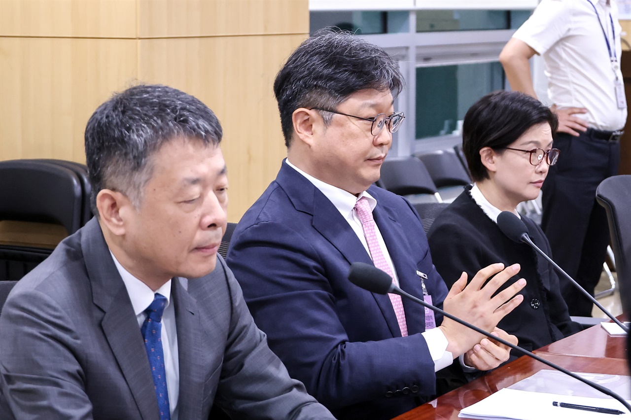 김광일 MBK 부회장(왼쪽부터), 김중현 메리츠화재 대표, 조주연 홈플러스 대표가 9일 국회 의원회관에서 열린 민주당 을지로위원회 주최 '홈플러스 회생을 위한 MBK파트너스-메리츠 경영진 간담회'에서 민병덕 을지로위원장 발언을 듣고 있다. 2026.7.9