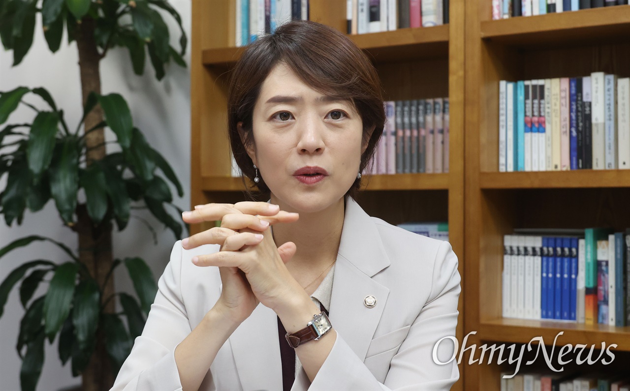 고민정 "당대표 선거에 감기약·적통 공방? 청년대책 토론하자"