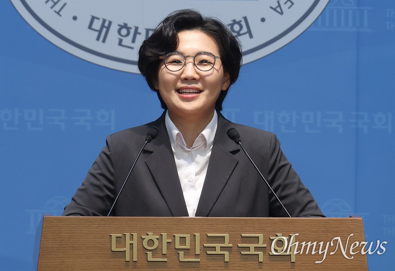 "손흥민도 반칙하면 '레드카드' 받아... 이 대통령 팔로우에 위안"