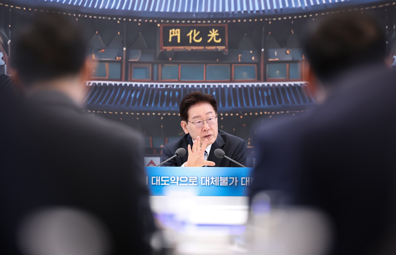 이 대통령 "주가누르기 방지법, 어떻게든 협조 얻어서 속도 내라"
