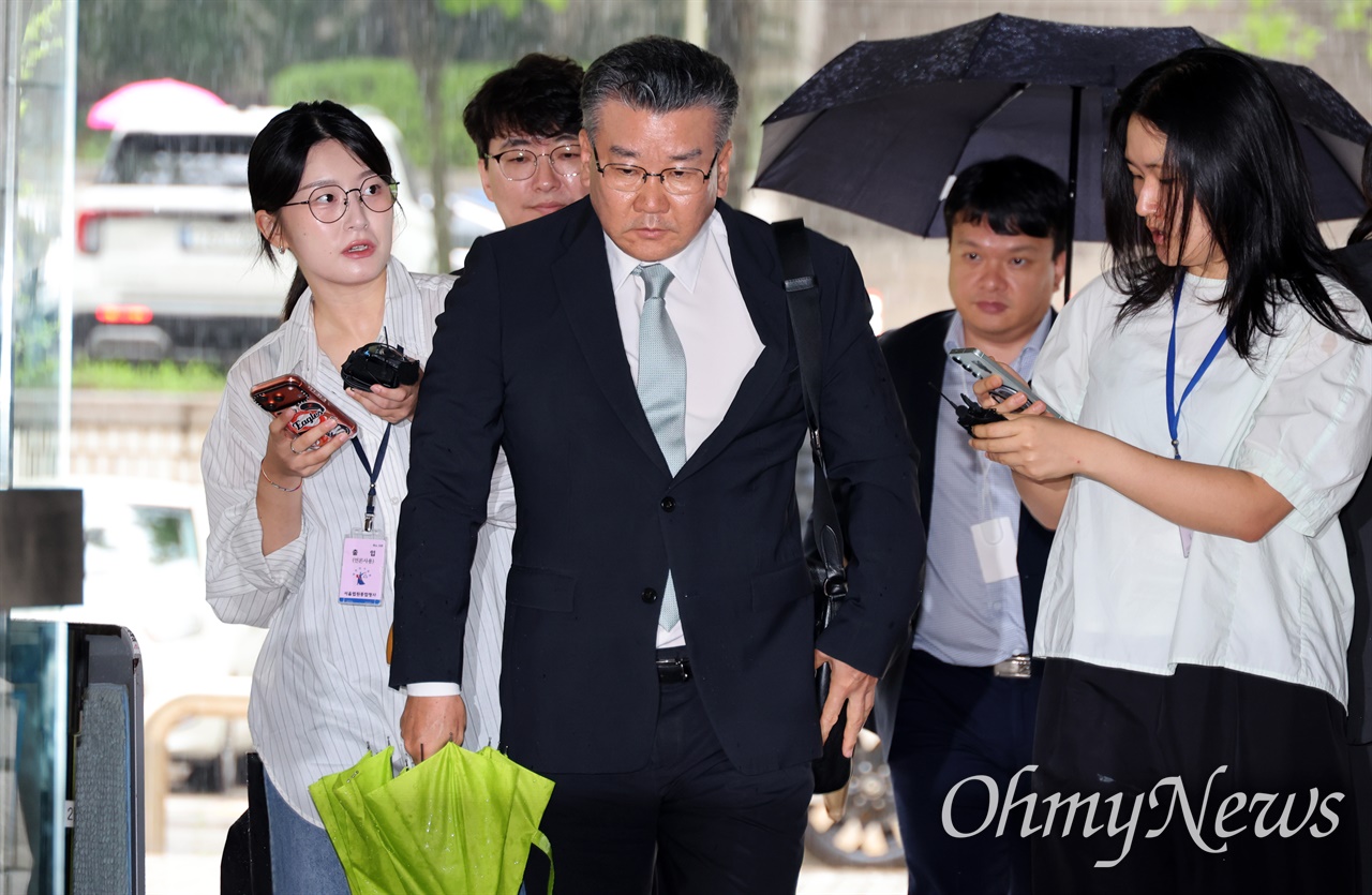 구속된 유병호, 억대 연봉 받는다니