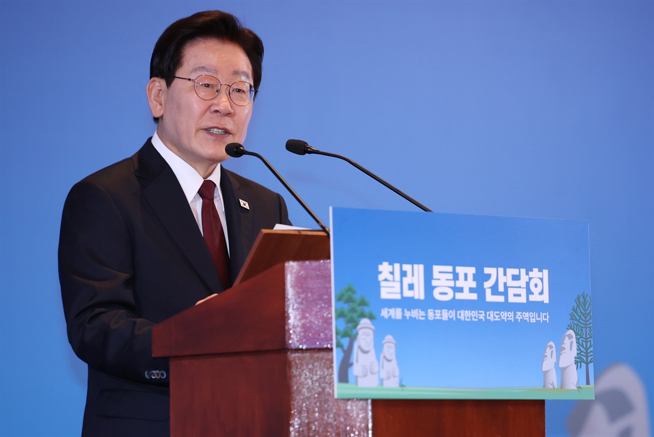 칠레 동포 만난 이 대통령 "이 쉬운 걸 왜 안하고 있었는지..."