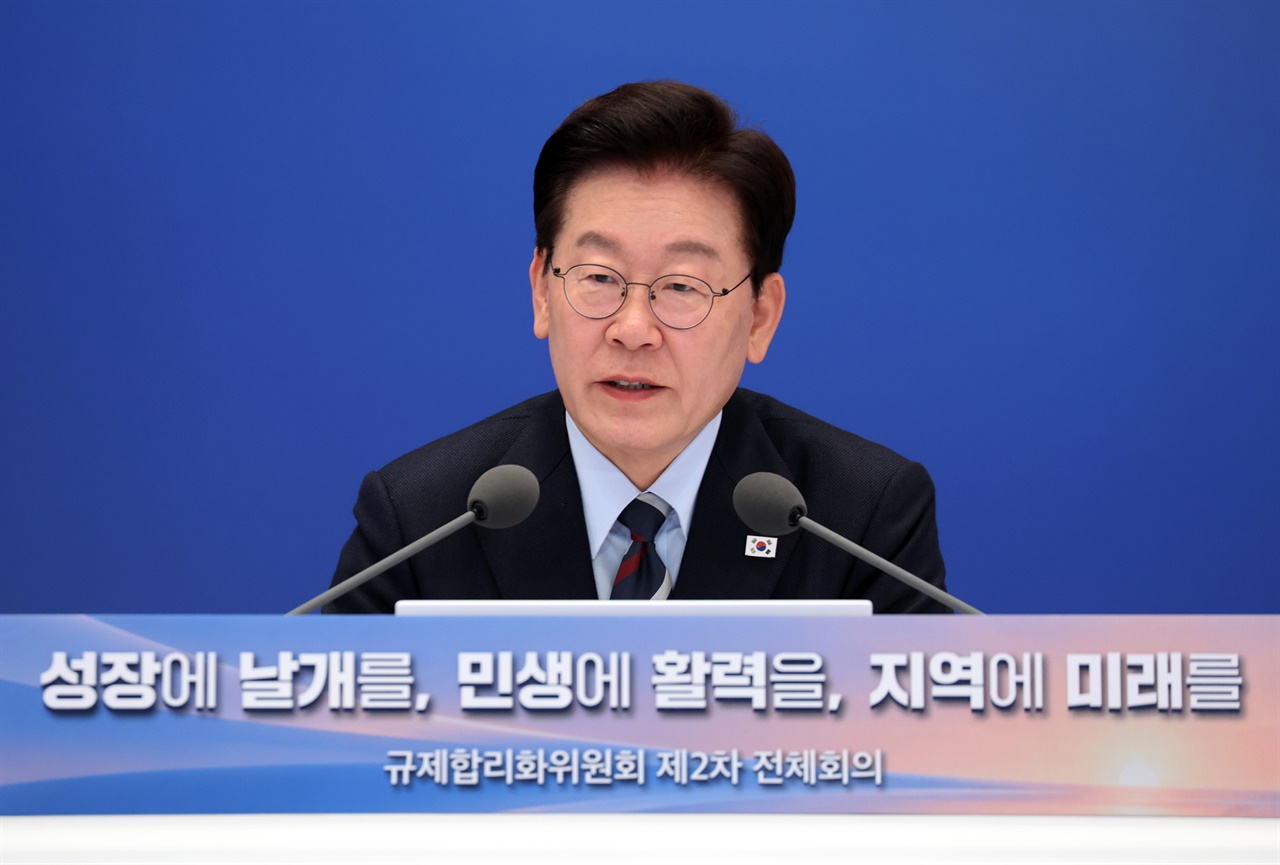 주52시간제 특례 갈등에 "그러면 사람 살겠나" 물은 대통령