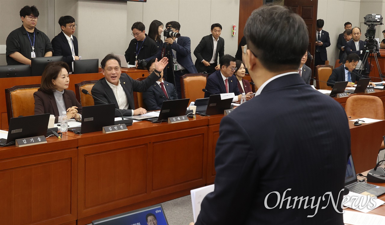 "사람이 아니야, 사람이"... 사과 또 거부한 김태규, 청와대 국감 결국 파행