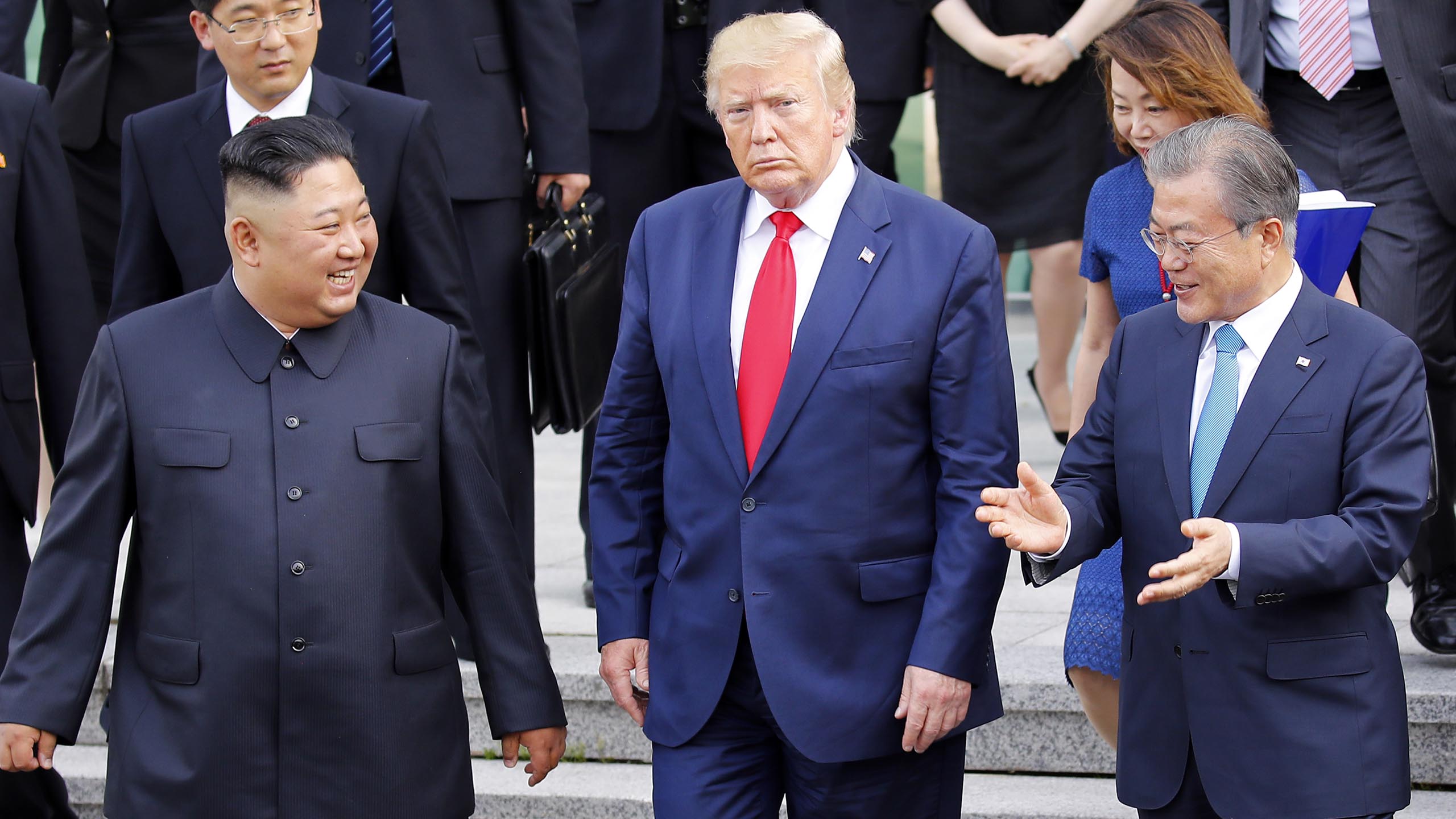 El presidente de Corea del Sur, Moon Jae-in (D), el presidente de los Estados Unidos, Donald Trump (C) y el líder de la RPDC, Kim Jong Un (I), caminan en la DMZ de Panmunjom, 30 de junio de 2019 | VCG Photo