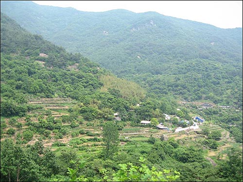 문수사로 오르는 도중에 만난 '하늘아래 첫동네'같은 마을이다. 상당히 경사지고 깊은 산속인데 인가가 있어서 놀라웠다. 다랭이논과 벌통들이 보였다. 여행 다녀와서 검색해본 결과 지리산 왕시루봉 아랫마을인 '영암마을'이라는 것을 알았다. 