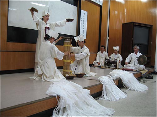 진도씻김굿의 음악은 육자배기목(시나위목)을 중심으로 피리와 대금, 해금, 장고, 징으로 이루어진 삼현육각반주로 진행된다. 