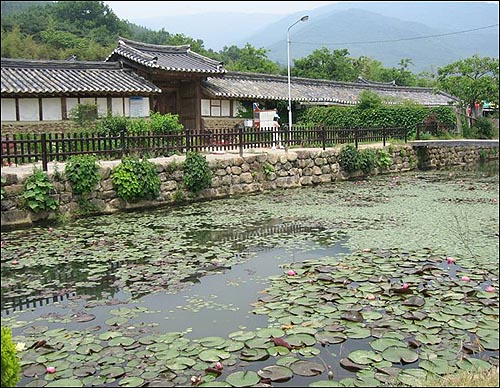 운조루는 좌청룡 우백호의 산세와 함께 내수구(앞도랑)와 의수구(섬진강)가 제대로 되어있는 명당터에 자리잡고 있다. 집 앞의 오봉산은 신하들이 엎드려 절하는 형국이라고 하며, 남쪽의 산세가 불의 형세를 하고 있어 화재를 예방하기 위하여 조성한 것이라고 한다. 