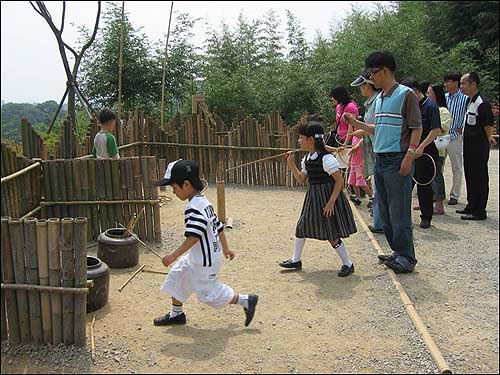 죽녹원 입구에 설치되어 있는 전통놀이 마당. 