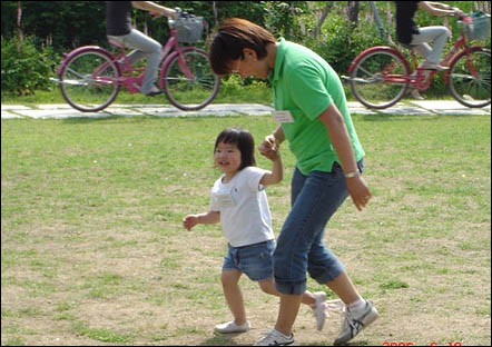 다리 묶고 2인3각 게임중. 