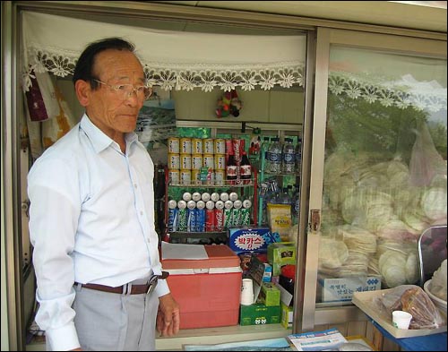 풍수지리를 연구하셨다는 운조루 집안의 후손인 전직 교장선생님이신 유맹효님. 산세와 지세 등 운조루에 관계된 풍수지리에 대한 설명이 끊이질 않았다. 