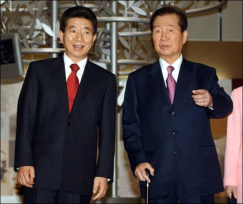 2003년 11월 3일 오후 김대중도서관 개관식에서 김대중 전 대통령과 당시 노무현 대통령이 얘기를 나누고 있다.