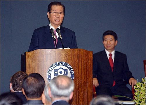 2003년 11월 3일 오후 김대중도서관 개관식에서 인사말하는 김대중 전 대통령.