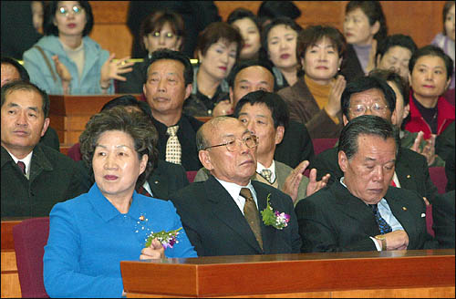 지난 2002년 당시 김대중 대통령 장남 김홍일 민주당 의원 후원회에 참석한 김경천, 장태완, 최명헌 당시 의원.
