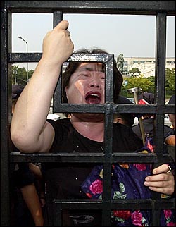 지난 2002년 9월 24일 국방부장관 면담을 요구하던 군의문사 유가족이 굳게 닫힌 국방부 철문을 부여잡고 울부짖고 있다. 