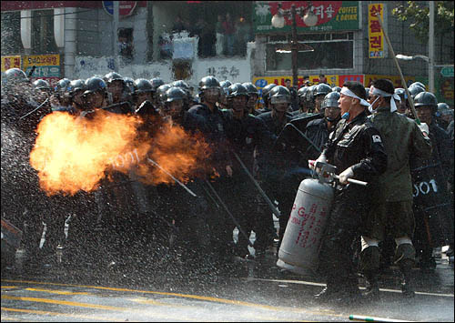 북파공작원들이 2002년 9월 29일 오전 영등포역 앞에서 가스통으로 경찰을 위협하며 국회진입을 시도 하고 있다.

