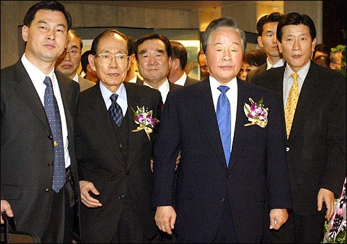 지난 2003년 12월 9일 황장엽씨의 출판기념회가 끝난 뒤 김영삼 전 대통령이 경호를 받으며 프레스센터 국제회의장을 나서고 있다. 