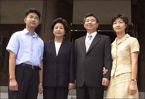노무현 민주당 대통령 후보가 부인 권양숙씨와 아들 노건호 ,딸 노정연씨와  함께 광복절인 15일 서대문형무소 독립관을 둘러보고 있다. 
