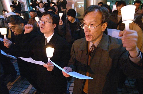 2004년 1월 19일 저녁 <친일인명사전> 편찬 성금 5억 달성 기념 행사에 참가한 시민들이 독립군가 '압록강행진곡'을 다같이 부르고 있다. 