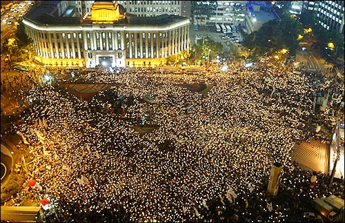 2003년 6월 13일 저녁 서울시청앞 광장에서 열린 '6·13 효순 미선 1주기 추모대회'에 참가한 3만여명의 시민들이 촛불을 밝히고 있다. 