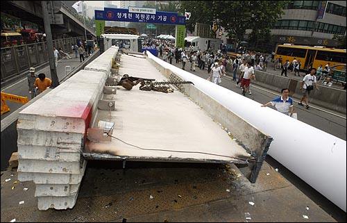 지난 2003년 7월 1일 오후 청계천 복원공사 착공식 현장에서 첫번째로 잘려진 청계고가 상판 일부가 차량에 옮겨져 있다.