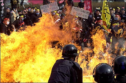 지난 2002년 3월 15일 세종로 차도를 점거한 북파공작원 동지회 회원들이  LPG 가스통에 불을 붙이자, 20여 미터이상 화염이 치솟아 올랐다. 
