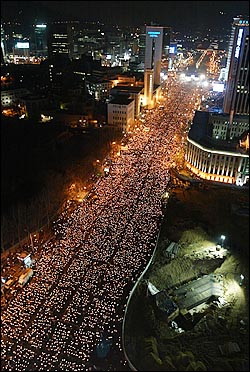2004년 탄핵정국에서 '3.20 탄핵무효를 위한 100만인 대회'가 열린 서울 광화문 거리의 모습이다. 노무현 대통령의 '민주적 정당성'의 크기를 알 수 있다.