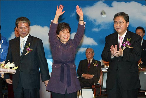 2004년 3월 당시 한나라당 대표경선결과 새 대표가 된 박근혜 대표가 대의원들의 박수에 답하고 있다.