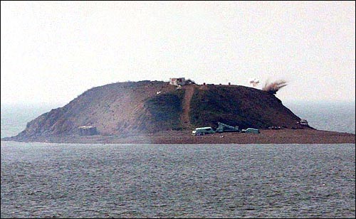 경기도 화성시 우정읍 매향리 미 공군 사격장. 2004년 4월 20일 농섬 상공에서 폭격 훈련을 실시하고 있다.