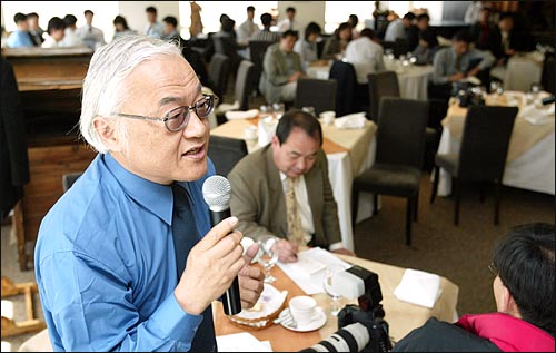 2004년 4월 23일 서울외신기자클럽 초청 간담회에서 질문하는 일본 산케이신문 구로다 특파원