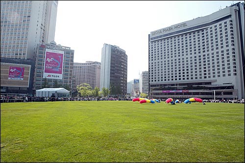 2004년 5월1일 오전 공식 개장한 서울시청앞 잔디광장 '서울광장'.