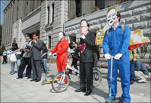 '서울광장' 개장식이 열린 지난 2004년 5월 1일 오전 시민단체 회원들이 시청앞에서 이명박 시장의 가면을 쓰고 이미지 행정을 풍자하는 퍼포먼스를 벌이고 있다.