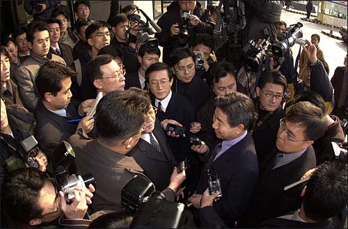 2002년 2월 5일 오마이뉴스 대선주자 노무현 초청 특별 열린인터뷰는 선관위(www.nec.go.kr) 50여 명의 실력 저지로 결국 파행으로 끝났다. 오마이뉴가 입주해 있는 건물 입구에서 선관위의 제지를 받고 있는 민주당 노무현 고문. 
