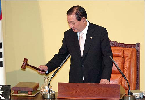 2004년 6월 5일 오후 10시가 넘어서야 열린 17대 국회 첫 임시회 본회의. 이날 전반기 의장으로 선출된 김원기 열린우리당 의원이 의사봉을 두드리고 있는 모습. 