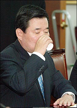 2003년6월 20일 오전 여의도 민주당사에서 열린 조흥은행 관련 당정회의에서 당시 김진표 재경부장관이 속이 타는듯 연신 물을 마시고 있는 모습. 