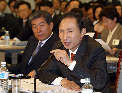 지난 2004년 10월 6일 서울시청에서 열린 국회 행자위 국정감사에 출석한 당시 이명박 서울시장과 원세훈 행정1부시장.