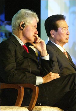 2005년 2월 24일 서울 워커힐 호텔에서 열린 빌 클린턴 미국 전대통령의 < My Life >출판기념회장에서 김대중 전 대통령과 클린턴 전 대통령이 나란히 앉아있는 모습.