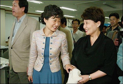 재보궐선거일인 2005년 4월 30일 저녁 박근혜 한나라당 대표가 당사에 마련된 종합상황실에서 나서며 전여옥 대변인에게 `수고했다`며 치하하고 있다.