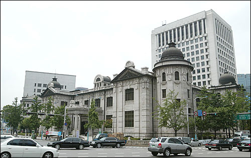 서지우씨는 "정부가 단지 돈만 집어넣는다고 해서 은행의 자금중개 기능이 살아나는 것이 아니다. 한국은행이 은행에 지원해줄 수 있는 돈은 3개월짜리 단기자금이다. 단기로 자금을 가져가 쓰니까 한은이 통화량을 조절할 수 없다"고 했다. 사진은 서울 중구 남대문로에 있는 한국은행 본점의 모습.