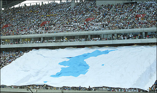 지난 2005년 8월 14일 서울 상암월드컵경기장에서 자주평화통일을 위한 8·15민족대축전과 함께 열린 남북축구경기 당시. 관중들이 대형 한반도기를 펼쳐들고 응원하고 있다. 