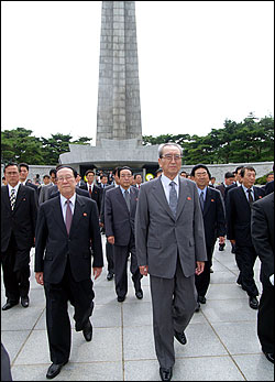 지난 2005년 8월 14일 자주평화통일을 위한 8·15민족대축전에 참가하기 위해 서울에 도착한 북측대표단 30명이 오후 3시경 서울 동작동 국립현충원을 방문해 분단 이후 최초로 참배했다.