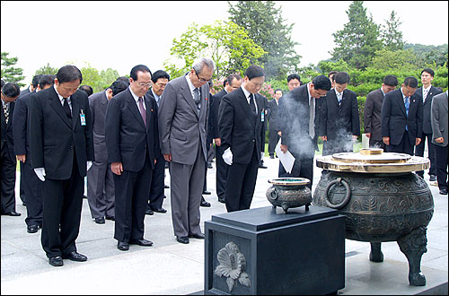  2005년 8월 14일. '자주평화통일을 위한 8·15민족대축전'에 참가하기 위해 이날 서울에 도착한 북측대표단 30명이 오후 3시께 서울 동작동 국립현충원을 방문해 분단이후 최초로 참배하고 있는 모습. 