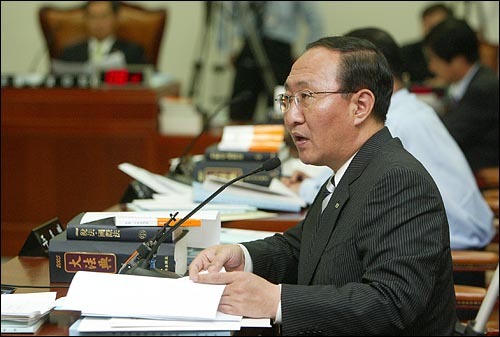2005년 8월 'X-파일` 녹취록 내용중 삼성으로부터 소위 '떡값`을 받았던 검사 7명의 실명을 공개한 당시 노회찬 민주노동당 의원이 국회 법사위원회에서 질의하고 있다.