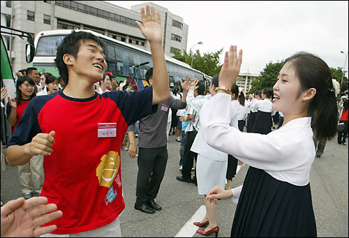 2005년 9월 4일, 인천전문대 체육관에서 '남북대학생 어울림 마당'이 북측 청년학생협력단과 인천지역 대학생 500여명이 참석한 가운데 열렸다. 
